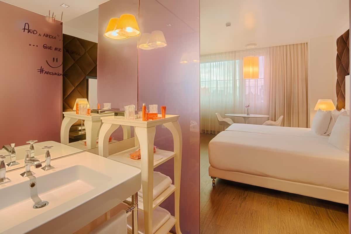 Cubrecamas, minibar y caja de seguridad en la habitación