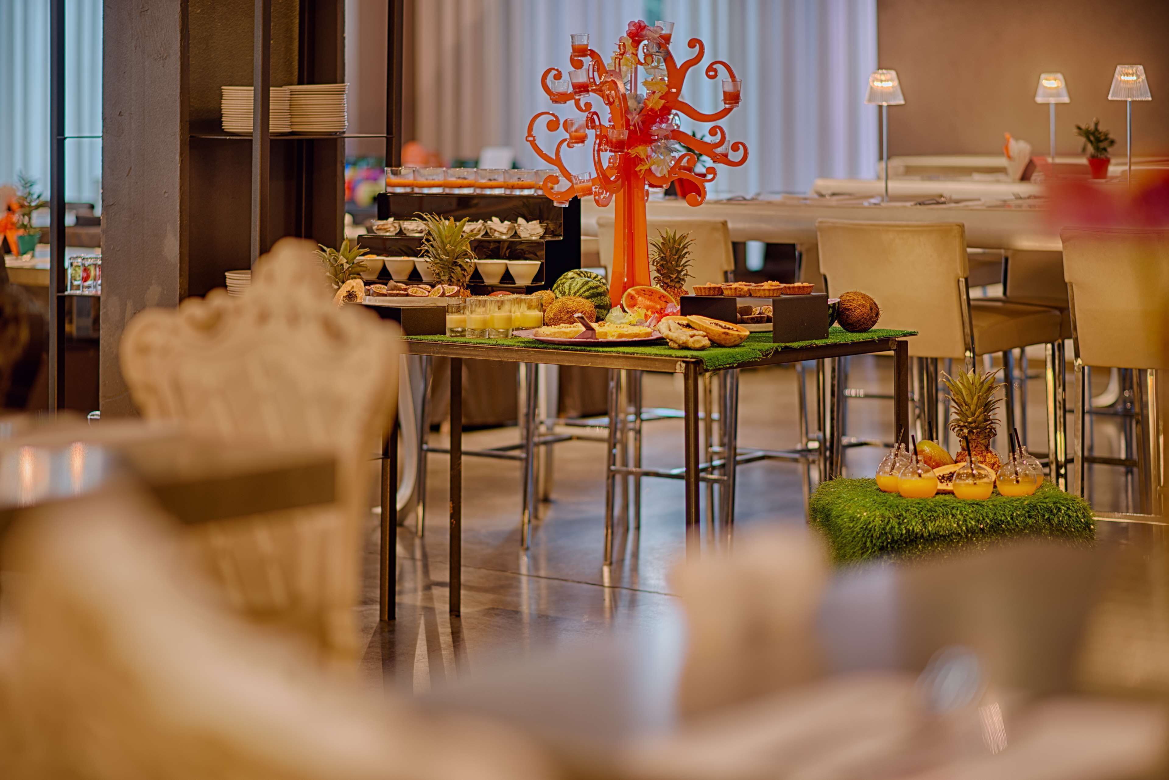 Ein Essbereich mit einem Buffet, Stühlen und einem dekorativen Mittelstück.