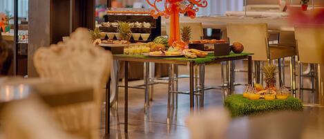 Ein Essbereich mit einem Buffet, Stühlen und einem dekorativen Mittelstück.