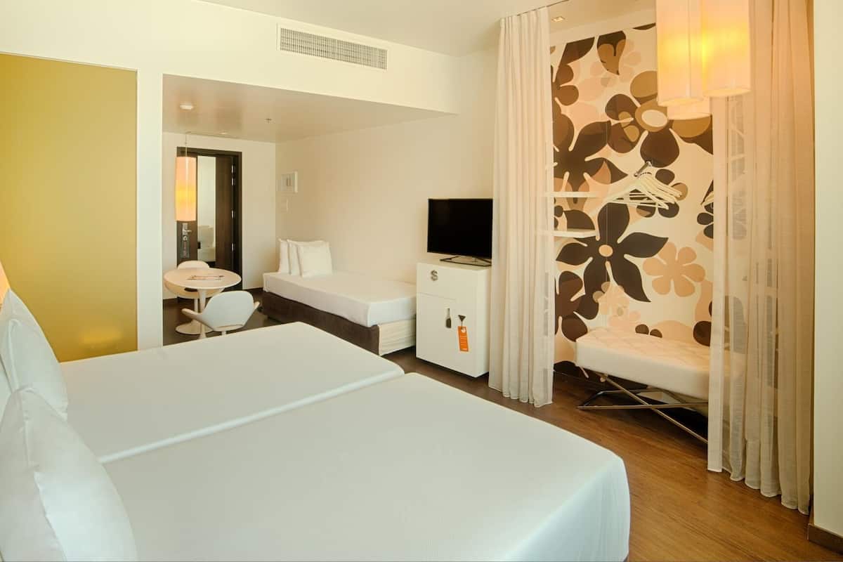 Cubrecamas, minibar y caja de seguridad en la habitación