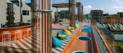 Piscine extérieure (ouverte en saison), chaises longues