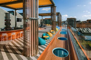 Una piscina al aire libre de temporada, sillones reclinables de piscina