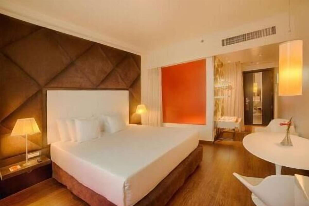 Cubrecamas, minibar y caja de seguridad en la habitación