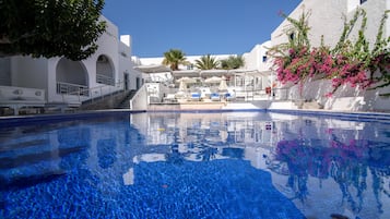 Piscine extérieure, parasols de plage, chaises longues