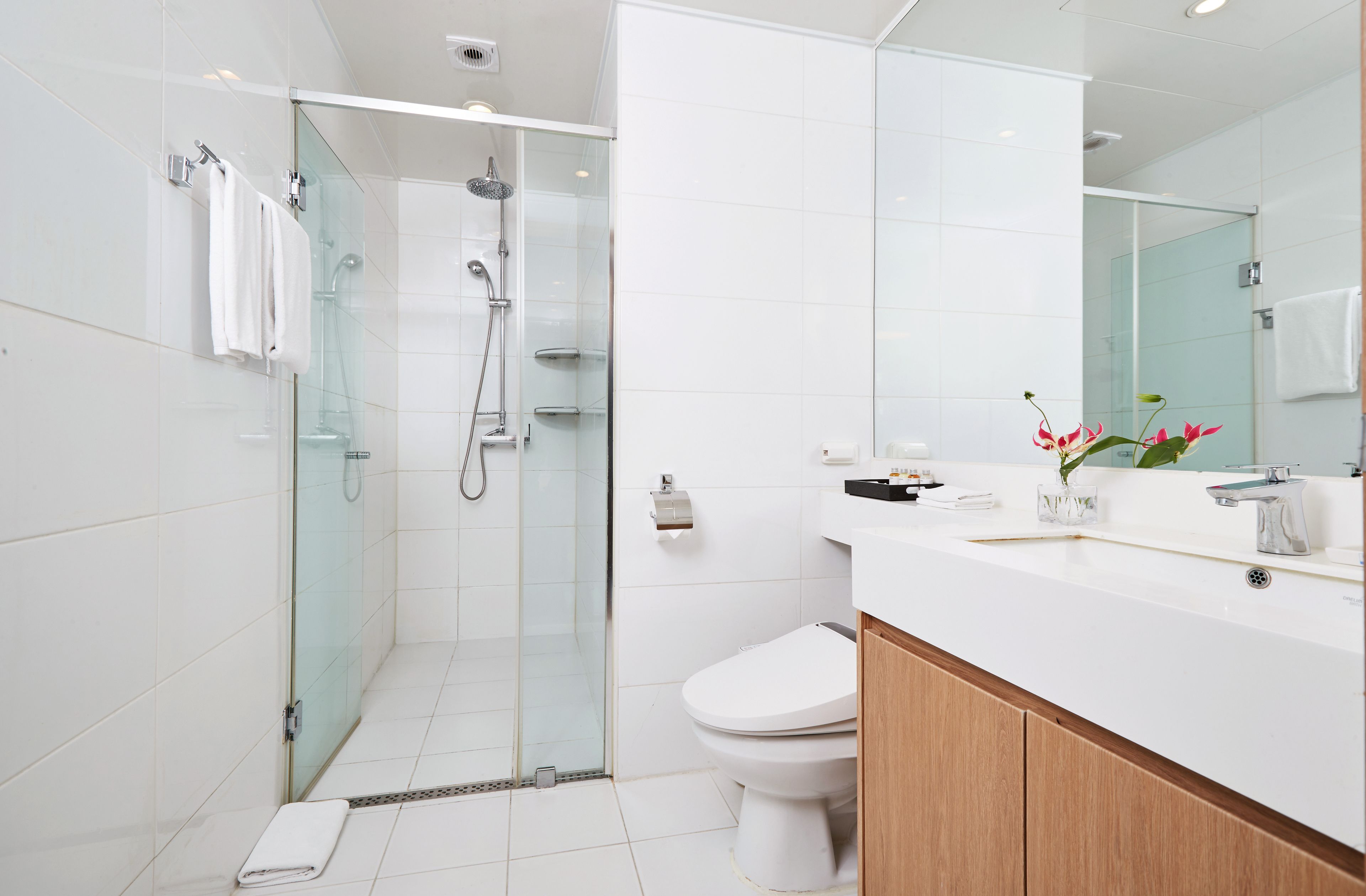 Artículos de tocador gratuitos, secador de pelo, batas, pantuflas