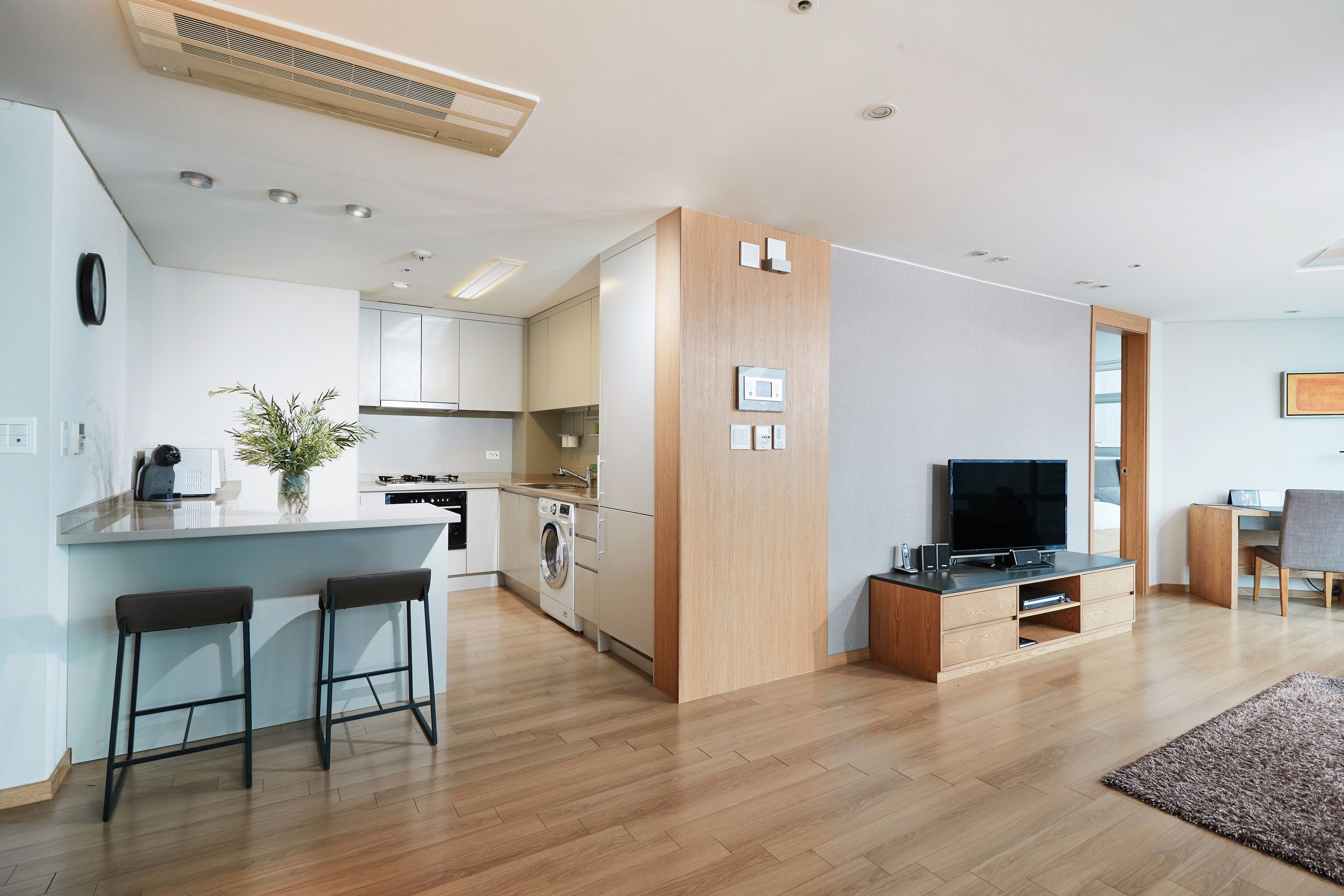 full-sized fridge, stovetop, coffee/tea maker, electric kettle