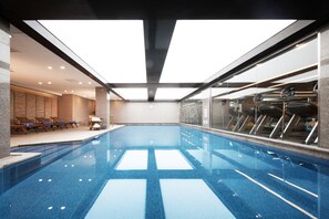 Piscine couverte, accès possible de 06 h 00 à 21 h 30, chaises longues 