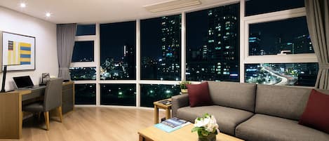 42-inch LCD TV with cable channels, TV, heated floors