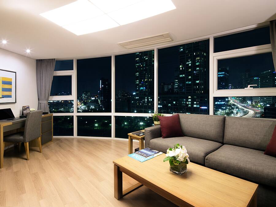 Televisión LCD de 42 pulgadas con canales por cable y televisión