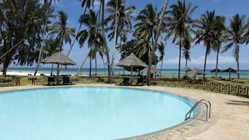 Una piscina al aire libre, sombrillas, tumbonas