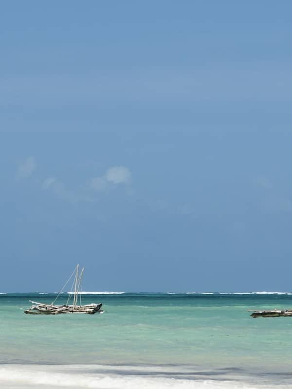 Plage, sable blanc, parasols, serviettes de plage