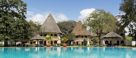 Piscine extérieure, parasols de plage, chaises longues