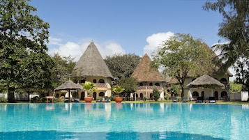 Piscine extérieure, parasols, chaises longues