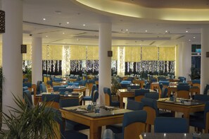 Sarapan, makan tengah hari, makan malam dihidangkan; kolam renang