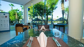 Se sirven desayunos, almuerzos y cenas; con vista a la piscina