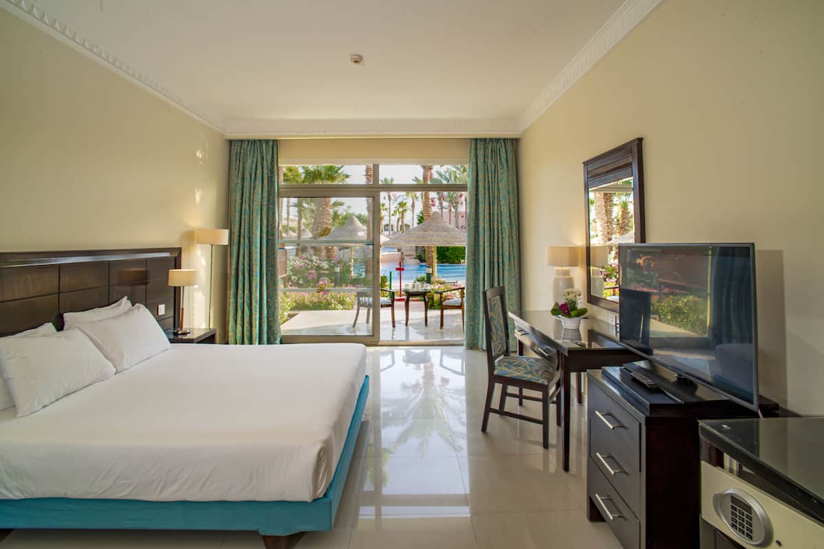 Standard Room, Pool View | Minibar, in-room safe, desk, iron/ironing board