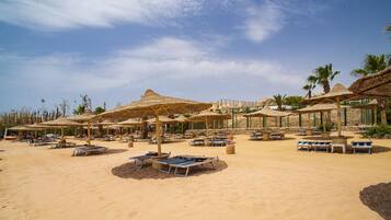 Privat strand i nærheden, gratis strandtransport, liggestole, parasoller