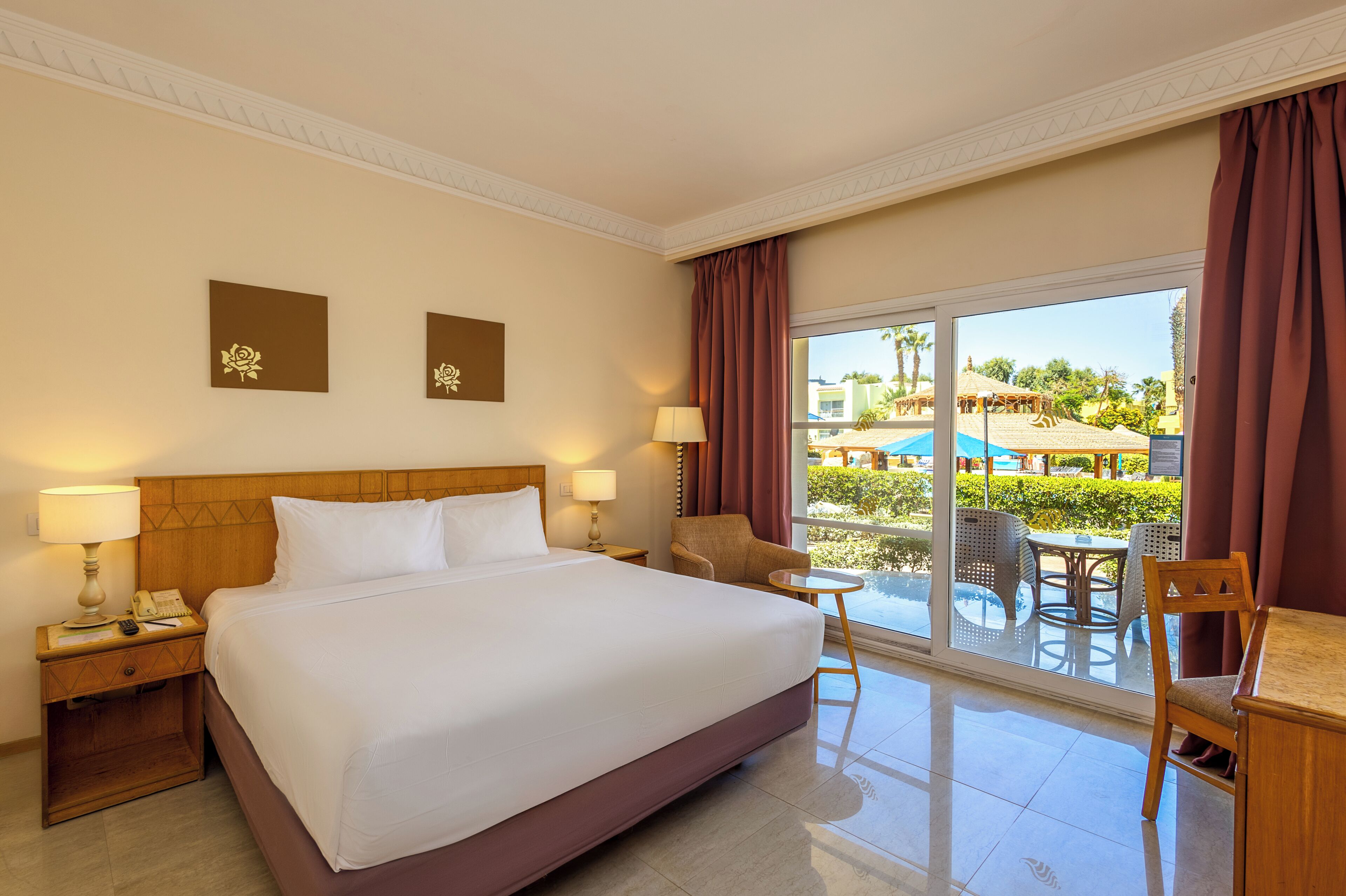 Room, 1 King Bed, Pool View | Minibar, in-room safe, desk, iron/ironing board