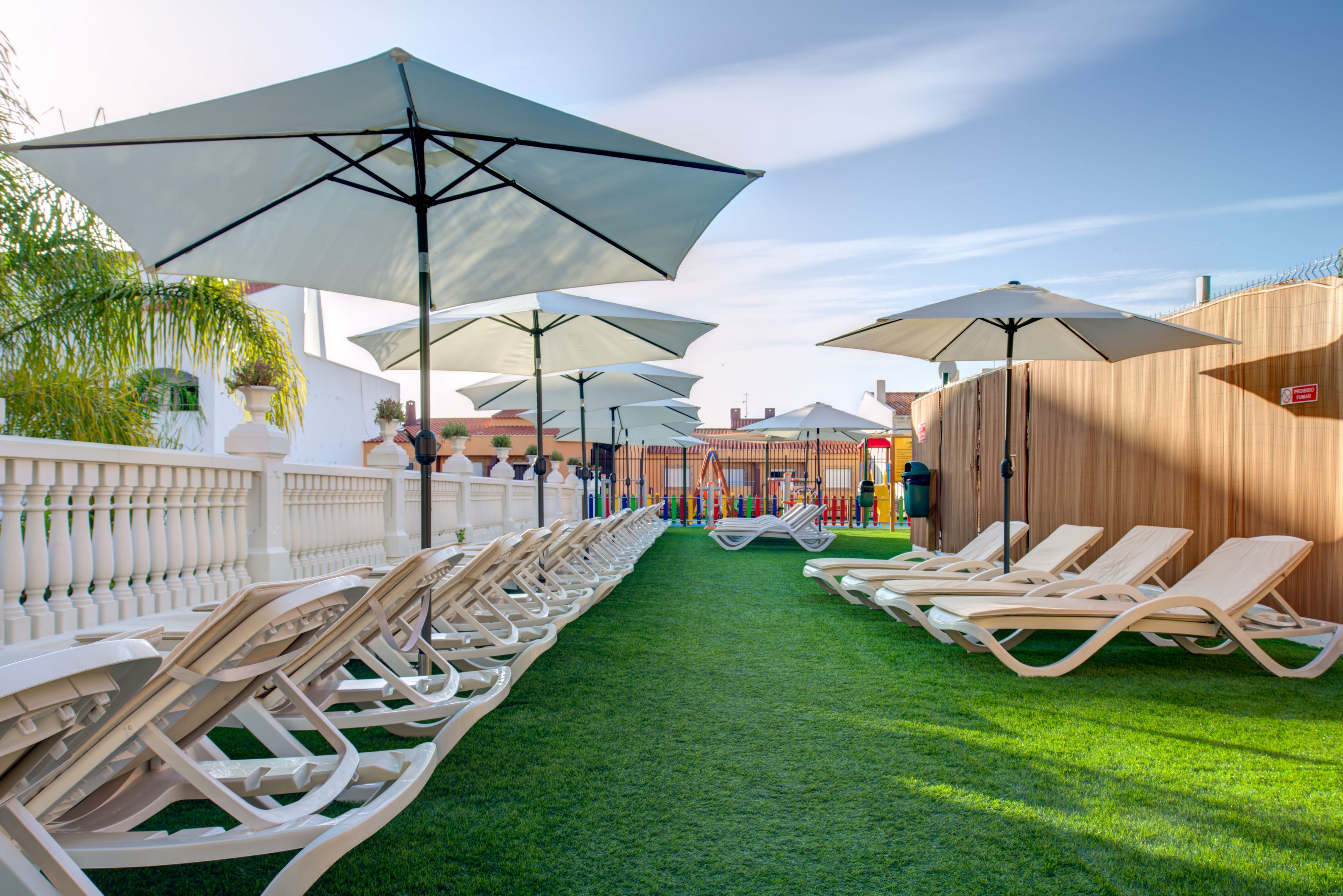 3 piscinas externas, espreguiçadeiras