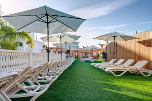 3 개의 야외 수영장, 일광욕 의자