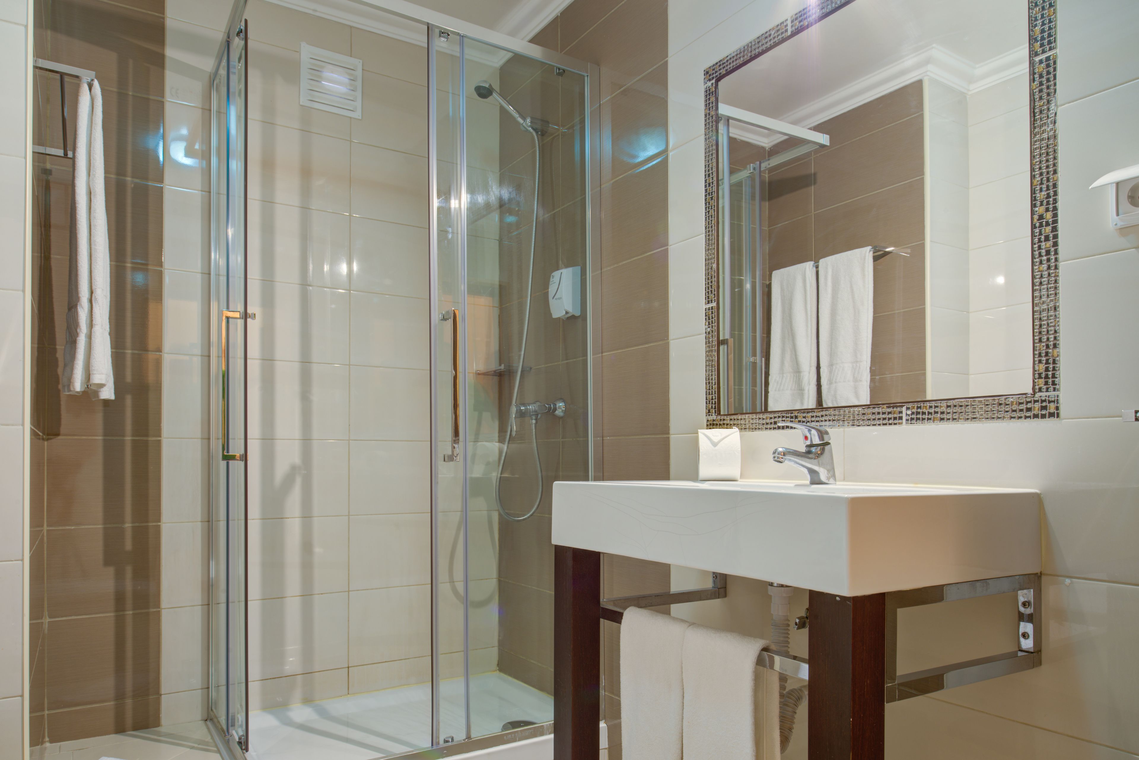 Bañera con ducha, bidet, toallas