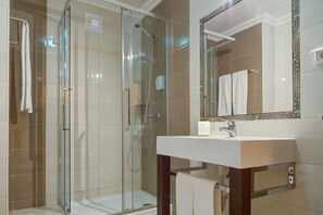 Standard Apartment, 1 Bedroom | Bathroom | Combined shower/tub, bidet, towels - Choromar Apartments (Albufeira)
