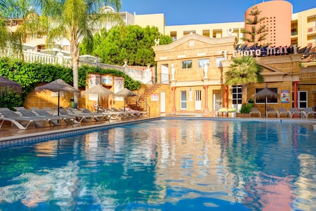 3 outdoor pools, pool loungers. Choromar Apartments