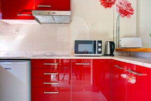 Superior Apartment, 1 Bedroom, Pool View | Private kitchenette | Full-sized fridge, microwave, electric kettle, cookware/dishes/utensils - Choromar Apartments (Albufeira)
