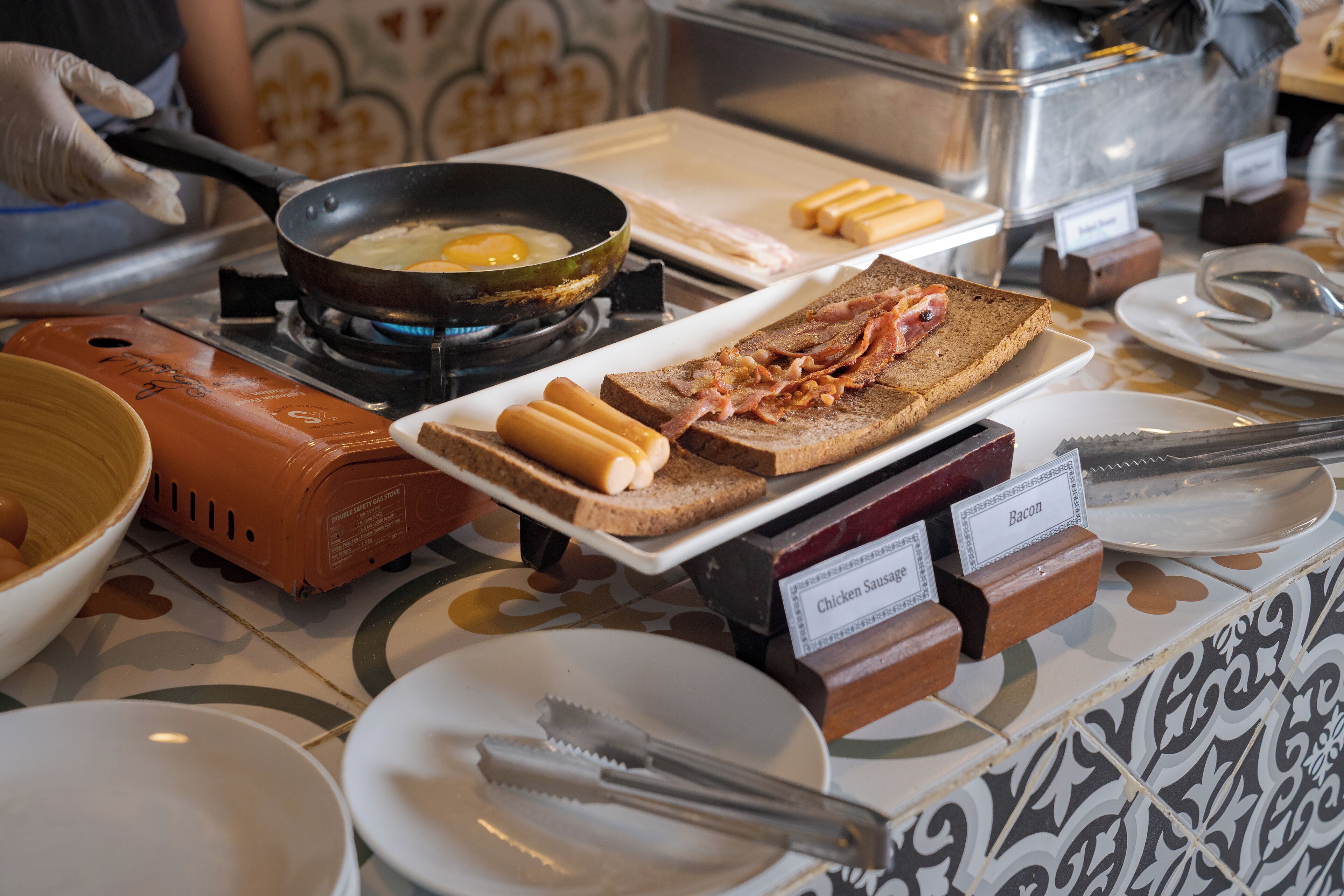 Buffet de l'esmorzar amb diferents aliments i utensilis.