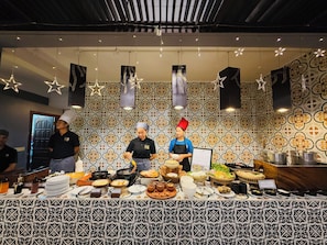3 Restaurants, Mittagessen, Abendessen, internationale Küche