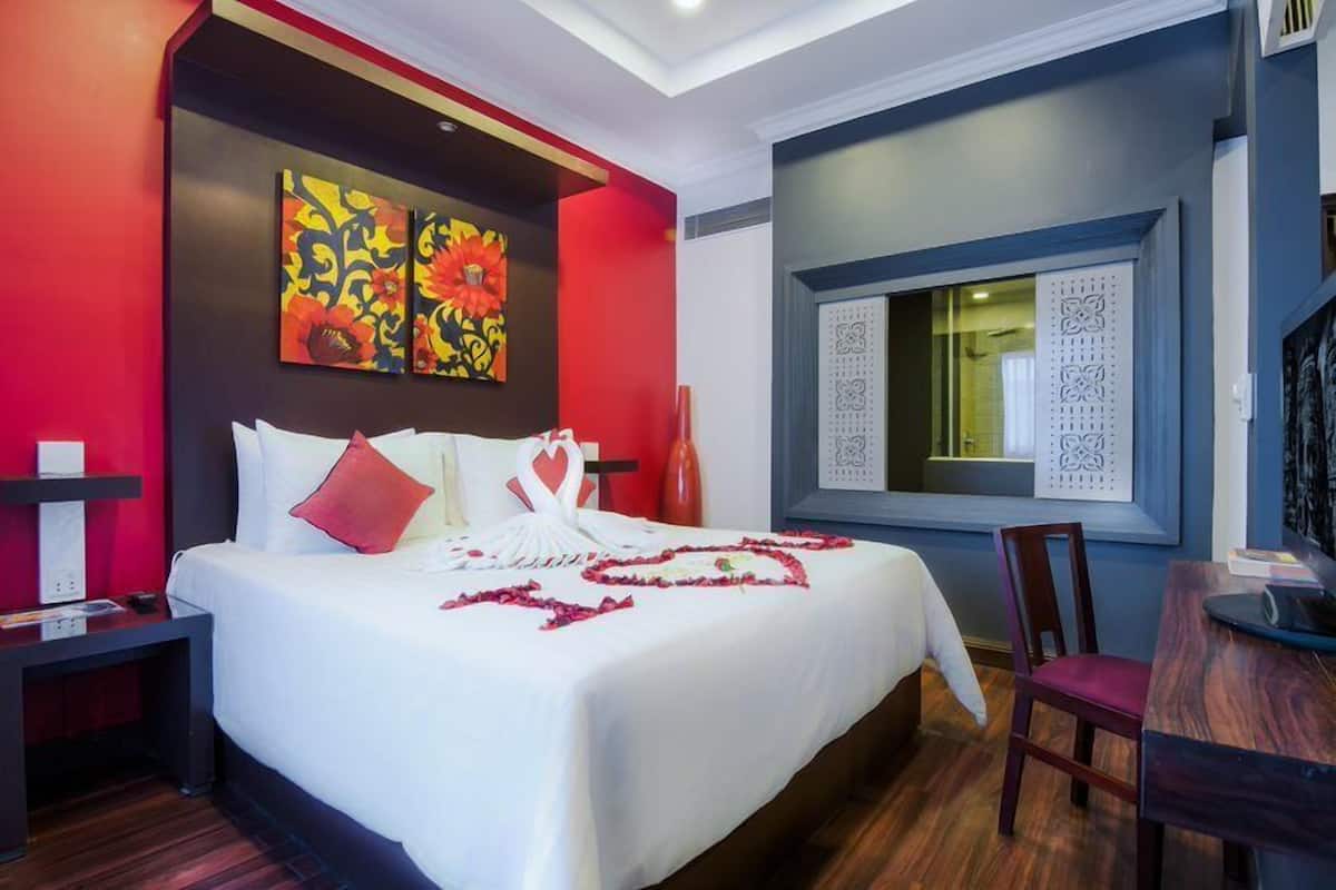 1 kamar tidur, seprai antialergi, minibar, dan brankas