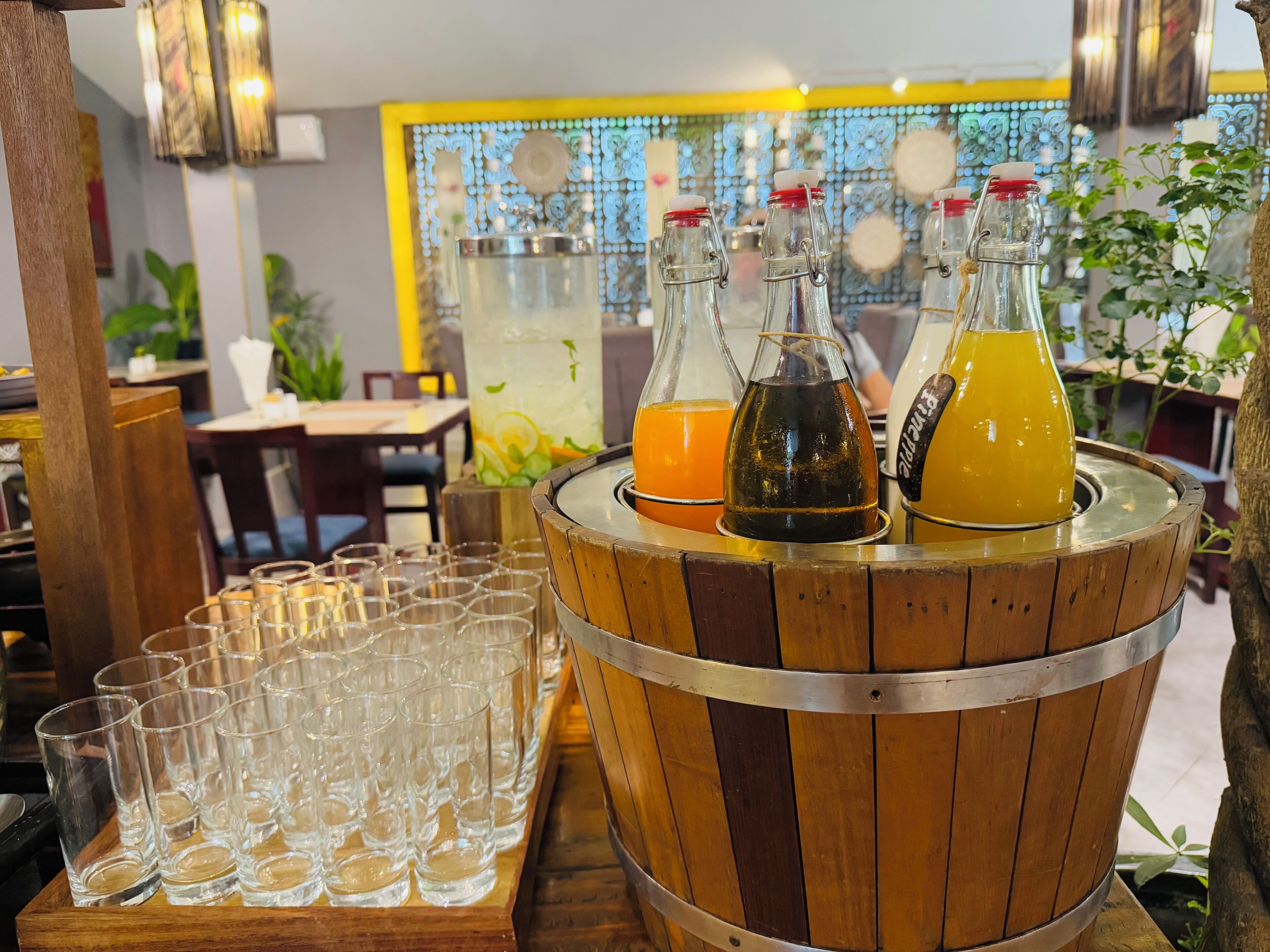 3 restaurants, lunch, dinner served; international cuisine