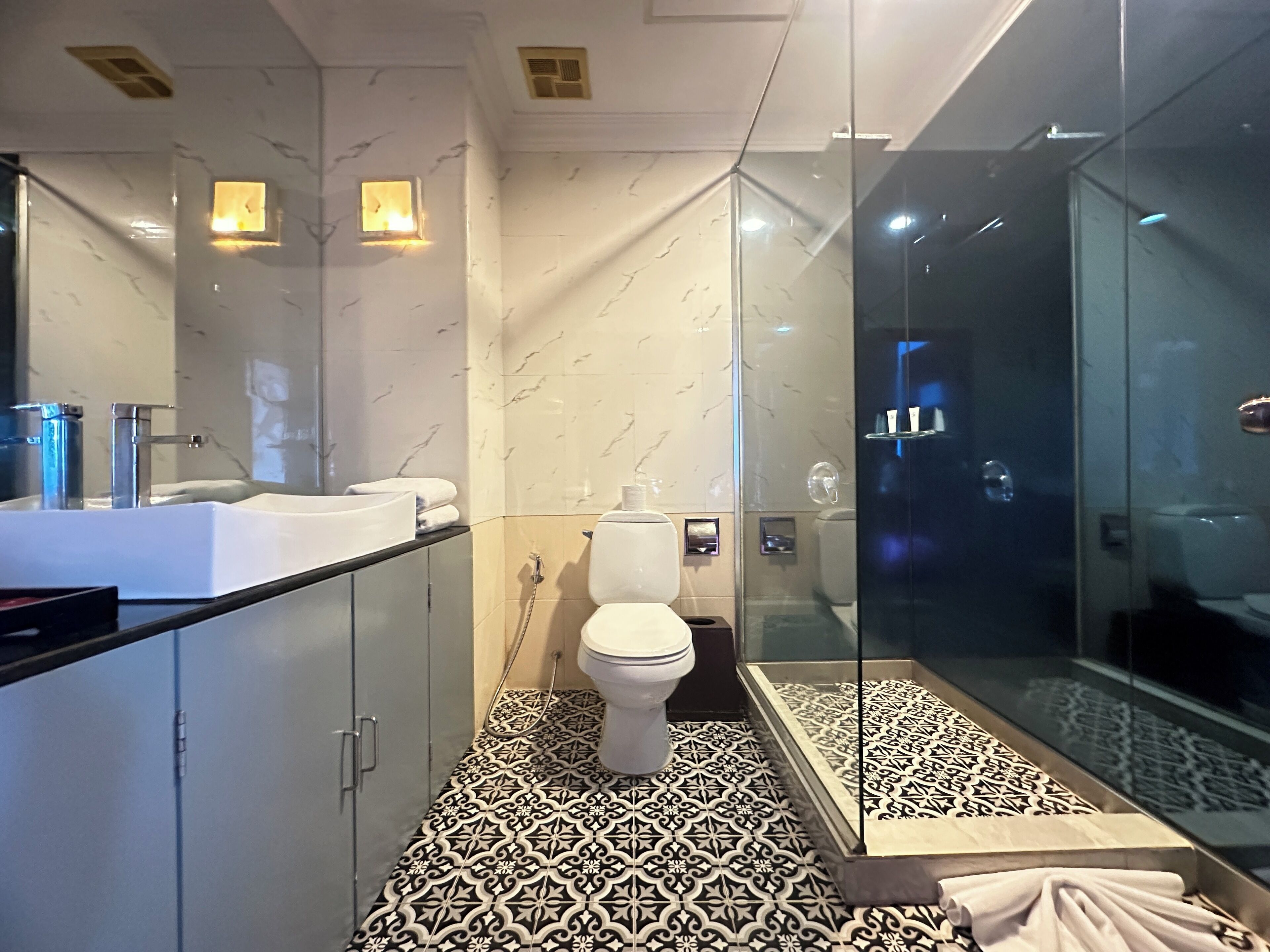 1 bedroom, hypo-allergenic bedding, minibar, in-room safe