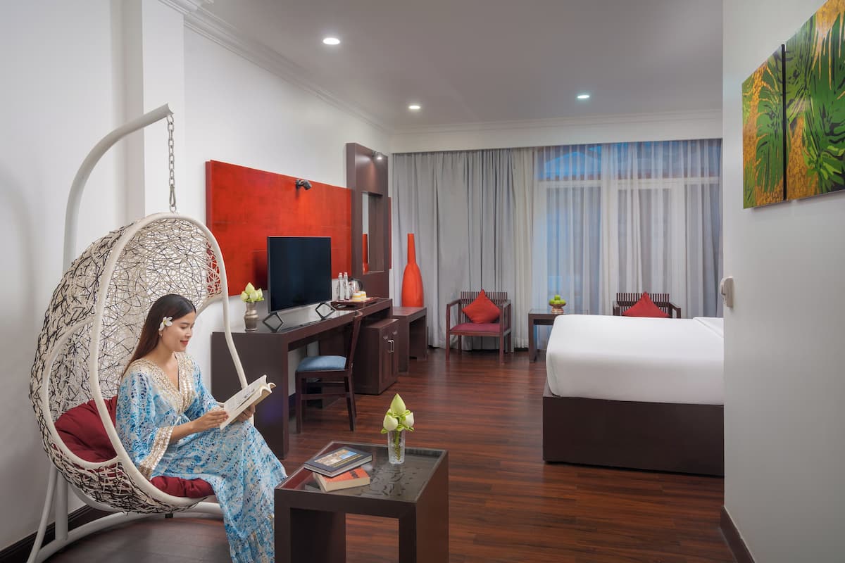 1 kamar tidur, seprai antialergi, minibar, dan brankas