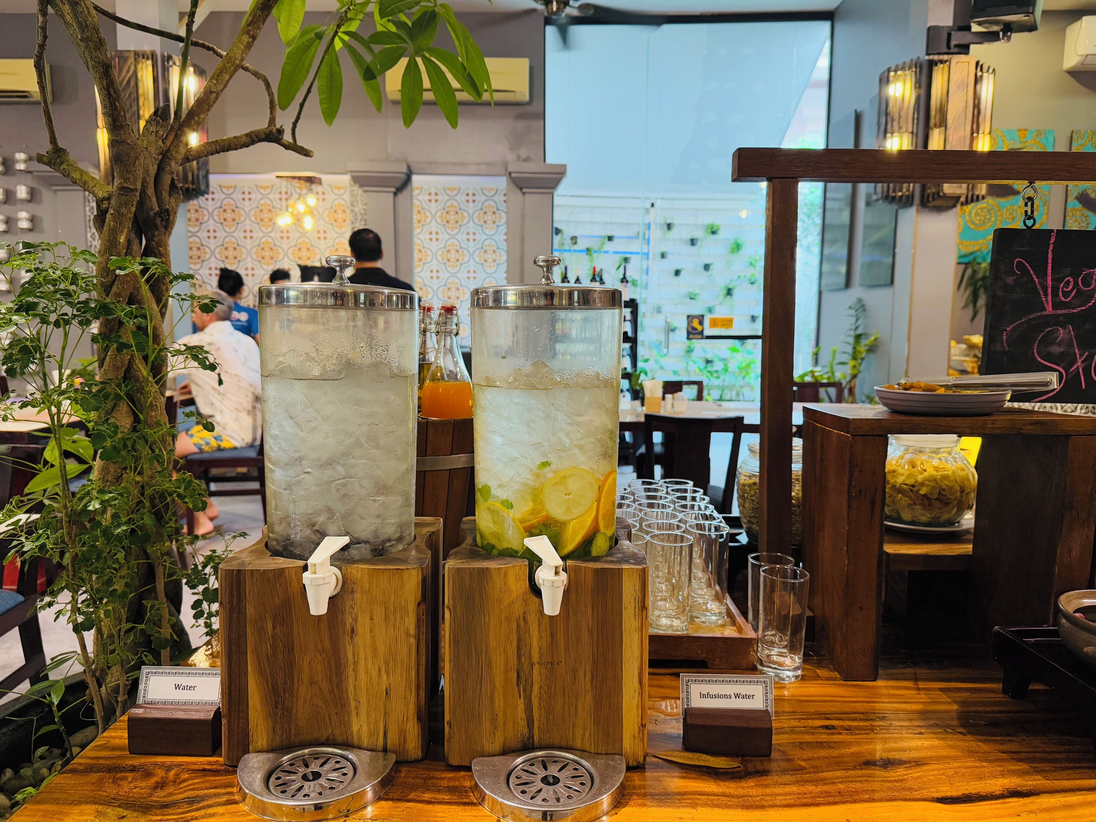 3 restaurants, lunch, dinner served; international cuisine