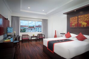 Deluxe Double Room | 1 bedroom, hypo-allergenic bedding, minibar, in-room safe