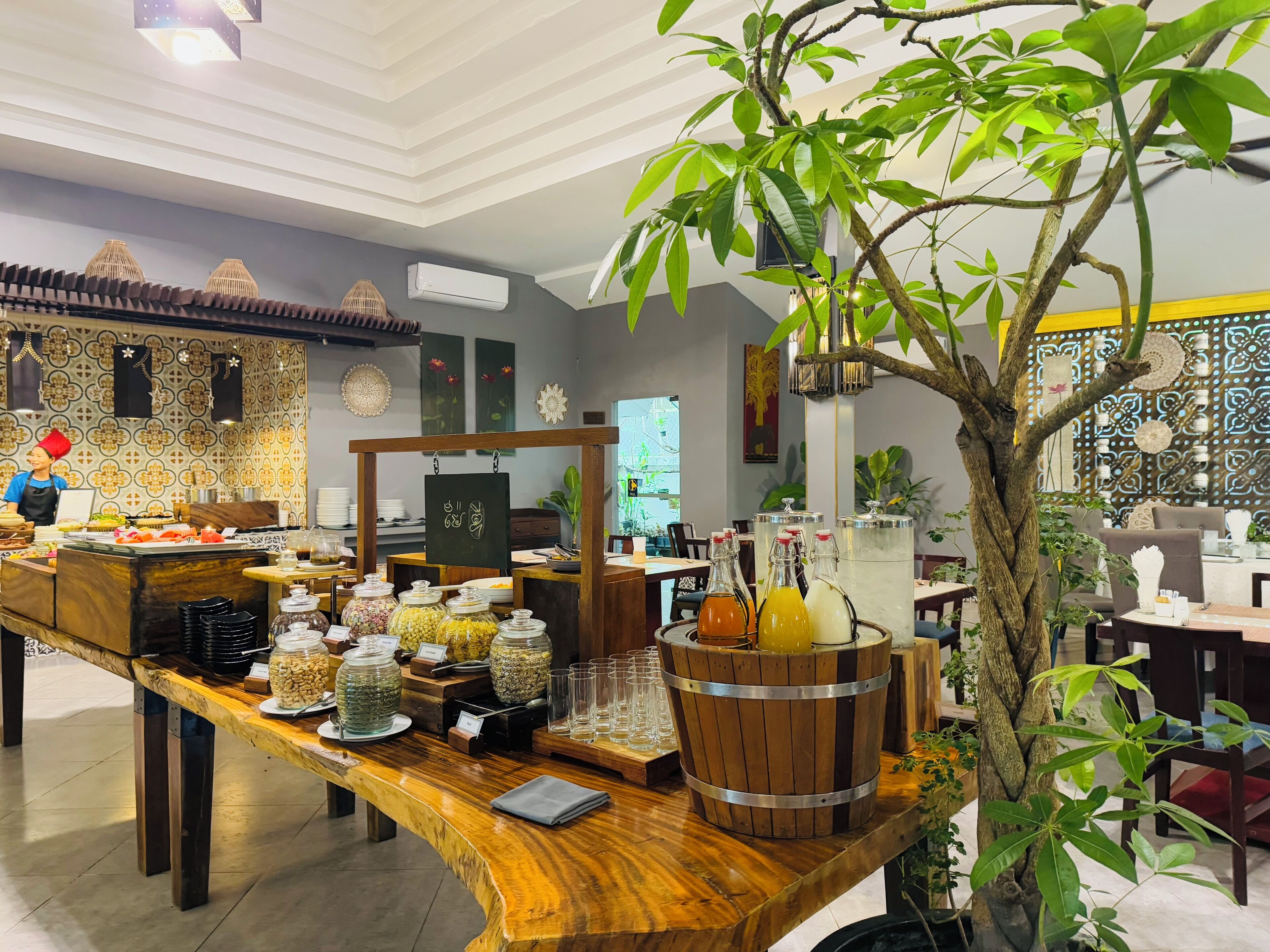 3 restaurants, lunch, dinner served; international cuisine