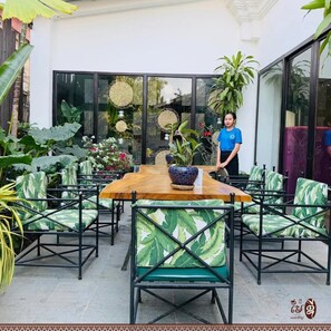 3 restaurants, lunch, dinner served; international cuisine 