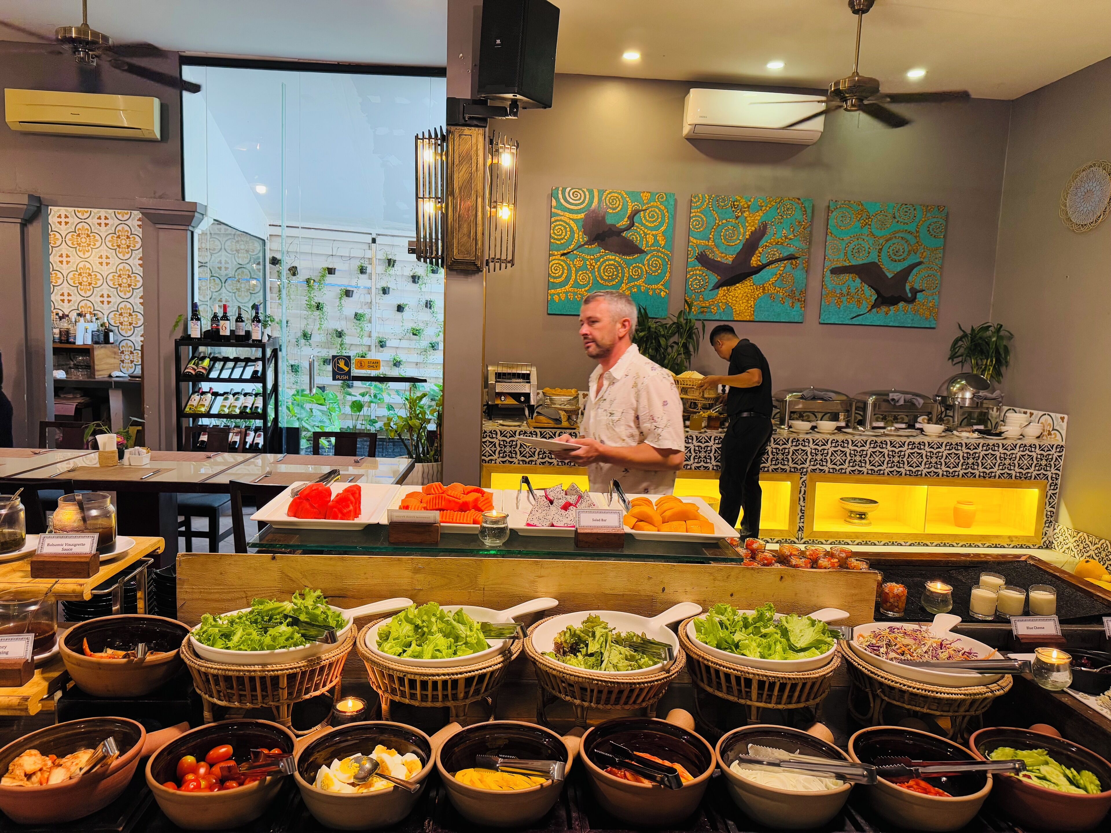 3 restaurantes, se sirven comidas, cenas y cocina internacional