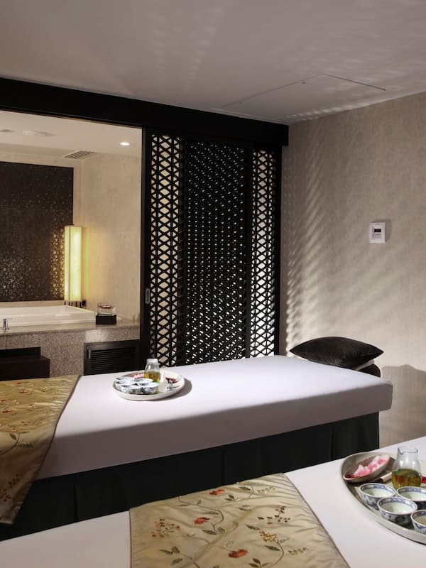 Couples treatment rooms, sauna, steam room, body treatments