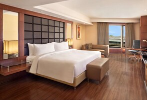 Junior Suite | Premium bedding, minibar, in-room safe, individually decorated