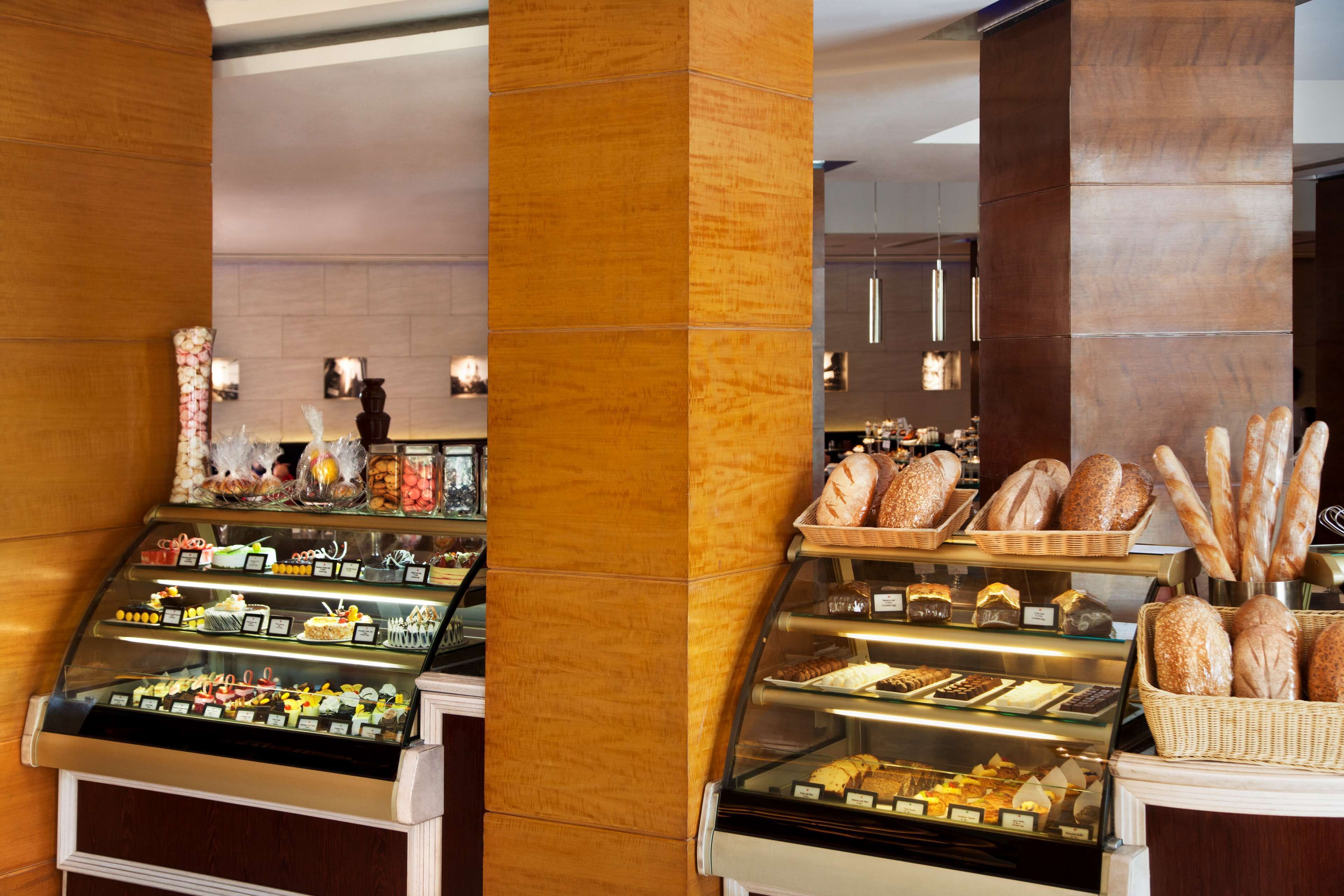 5 restaurants; breakfast, lunch, dinner, and brunch served