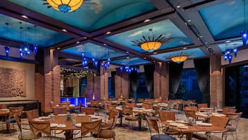 5 restaurants; breakfast, lunch, dinner and brunch served
