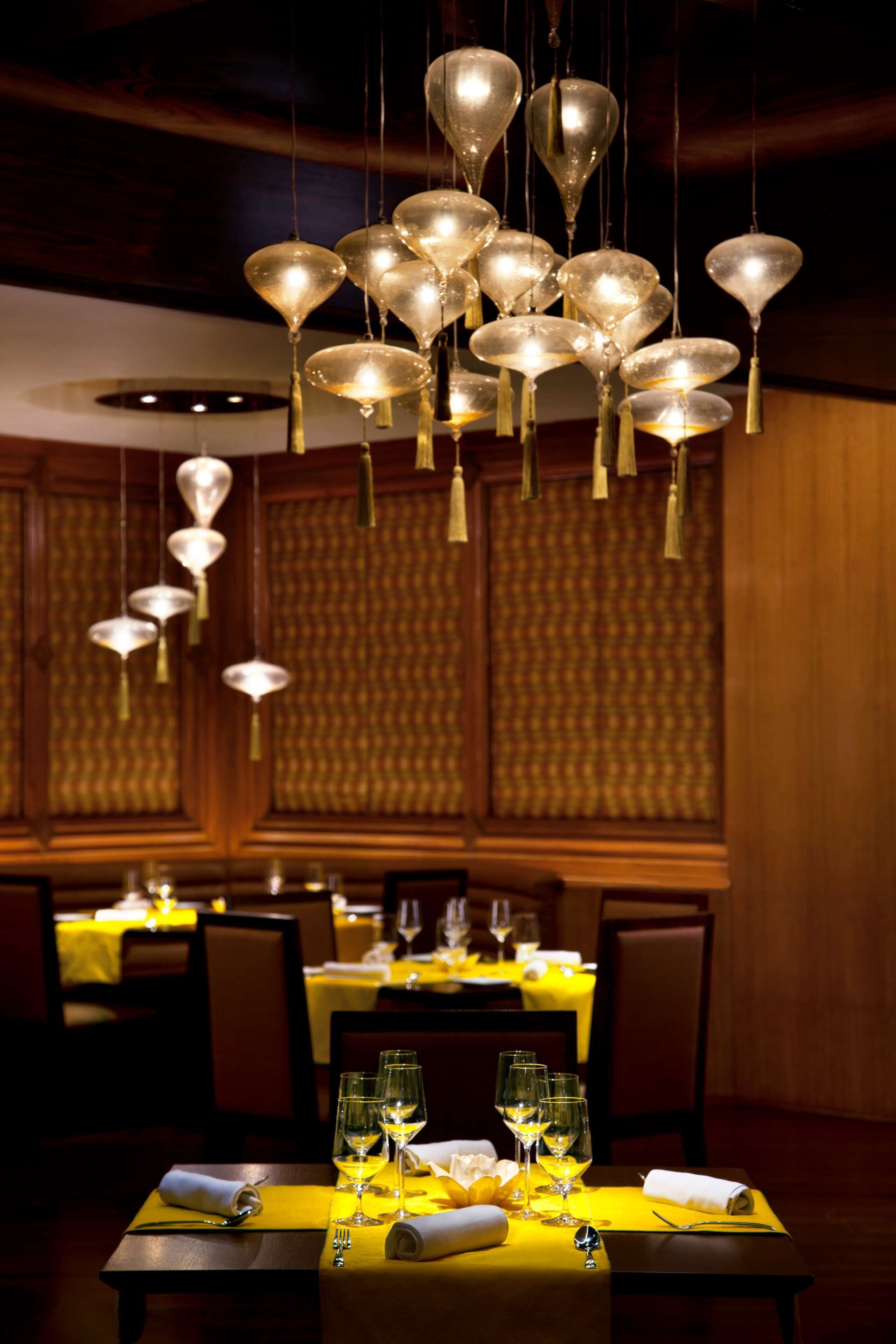 5 restaurants; breakfast, lunch, dinner, and brunch served