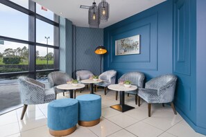 Área de estar no saguão