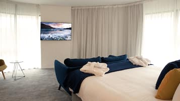 Classic-sviitti, 1 suuri parisänky | Ylelliset vuodevaatteet, tallelokero huoneessa, pimennysverhot