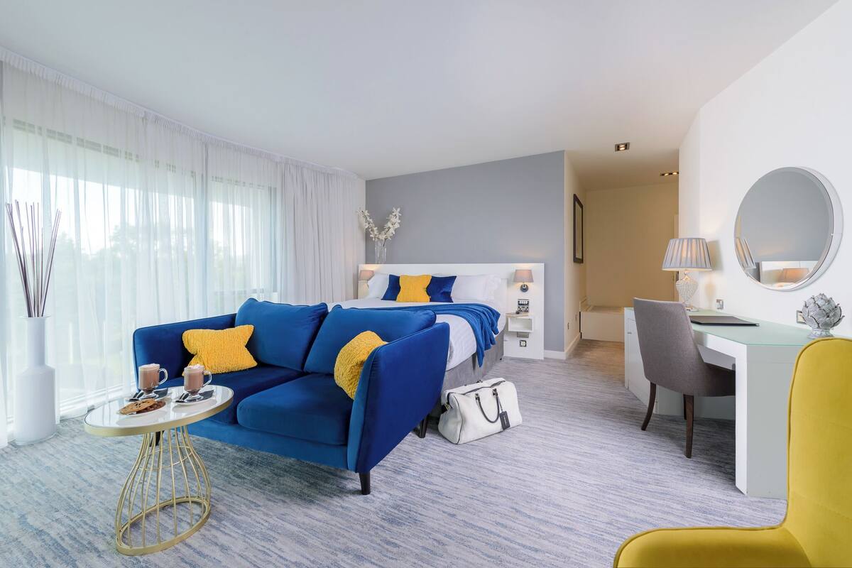 Phòng Suite phong cách cổ điển, 1 giường cỡ king | Bộ đồ giường cao cấp, két bảo mật tại phòng, màn/rèm cản sáng 