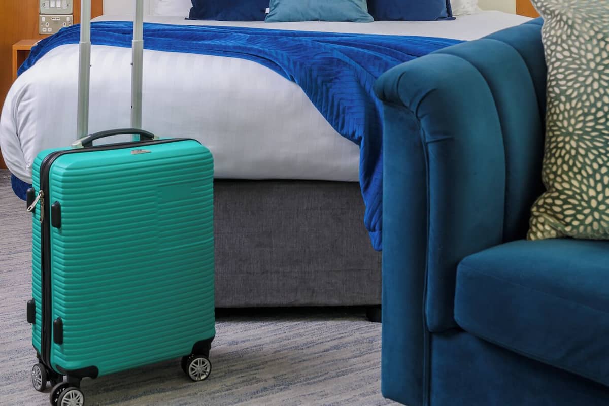 Ropa de cama de alta calidad y caja de seguridad en la habitación