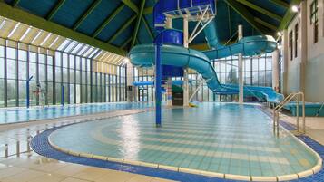 Inomhuspool och livvakter på plats