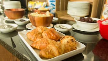Päivittäinen täysi aamiainen (14.00 GBP per henkilö)